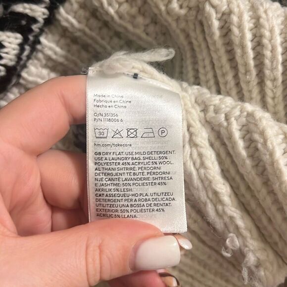 ✨H&M FRINGE-TRIMMED SZ SMALL SWEATER✨ - Picture 16 of 16